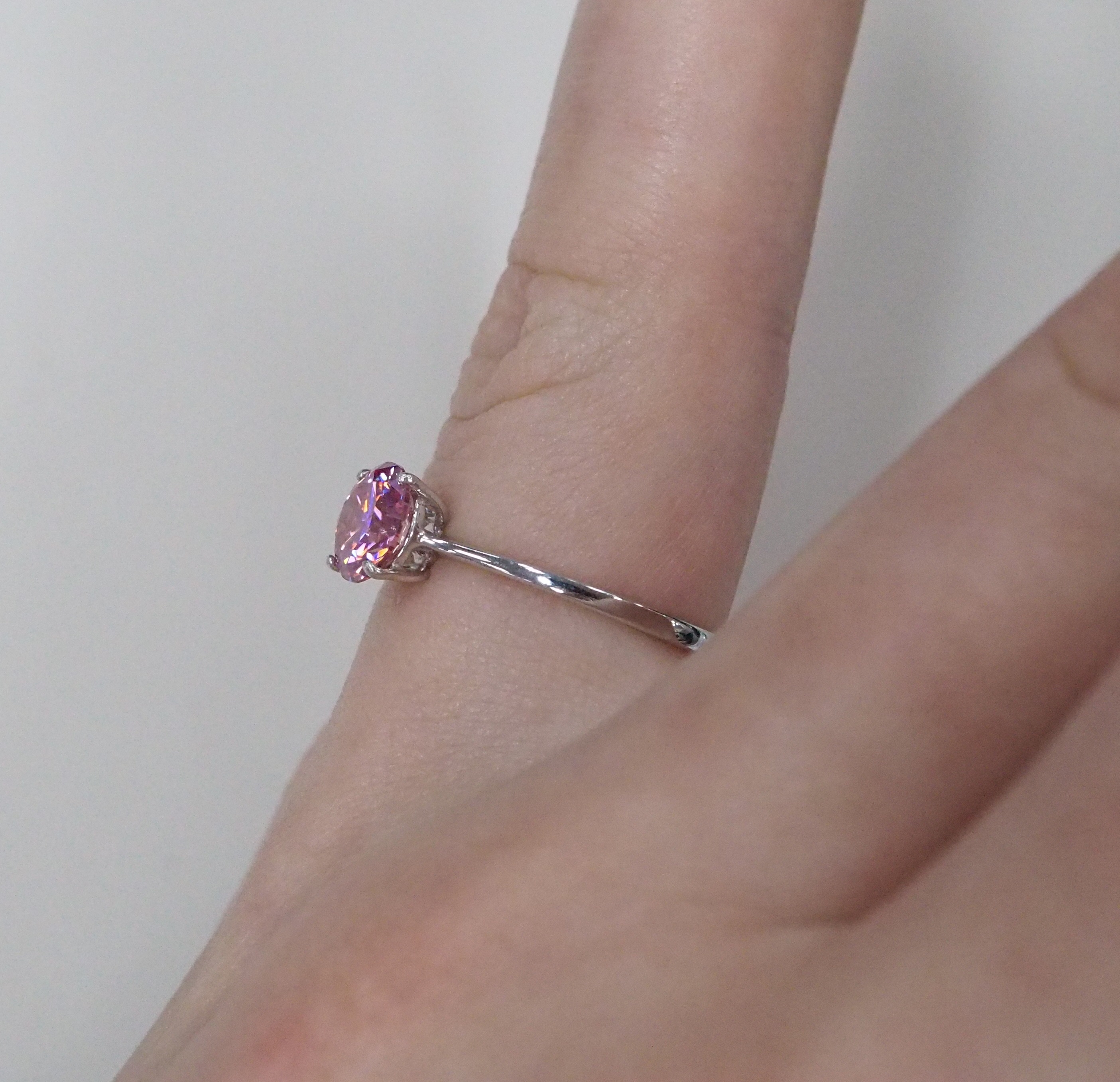 Серебряное кольцо с розовым муассанитом